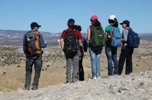 Helge_w_some_students_on_ridge_close_up